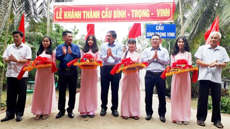 Chủ tịch UBND tỉnh Cao Văn Trọng và các đại biểu cắt băng khánh thành cầu Bình -  Trọng - Vinh ấp Hòa Bình.