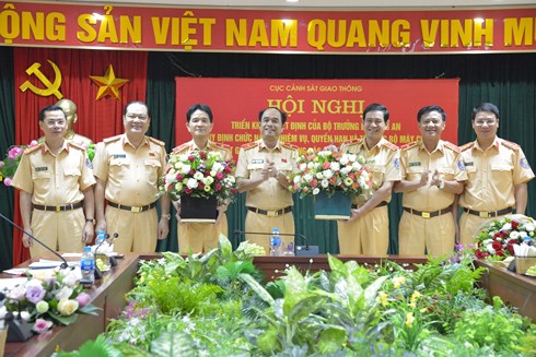 Lãnh đạo Cục Cảnh sát giao thông chúc mừng Thiếu tướng Trần Sơn Hà và Thiếu tướng Vũ Đỗ Anh Dũng. Ảnh CSGT