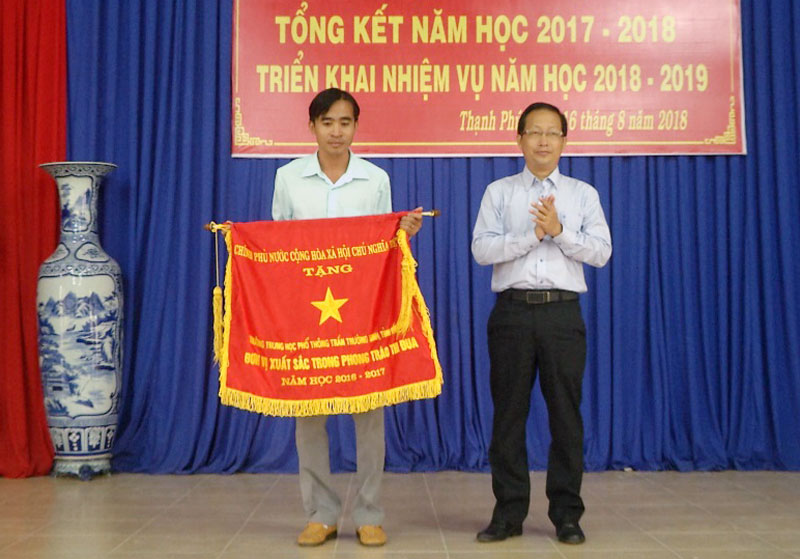 Tin hoạt động các huyện ngày 17-8-2018 Bí thư Huyện ủy Thạnh Phú Nguyễn Trúc Sơn trao Cờ thi đua của Thủ tướng Chính phủ cho Trường THPT Trần Trường Sinh.