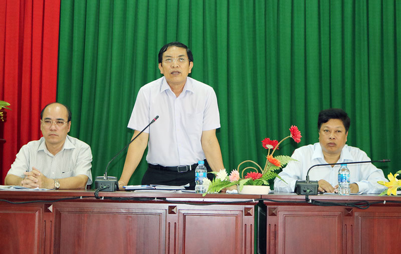 Chủ tịch UBND tỉnh Cao Văn Trọng phát biểu trong buổi kiểm tra tại Ba Tri. Ảnh: Phan Hân