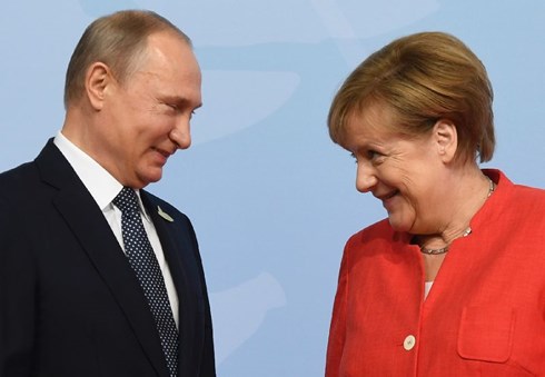 Tổng thống Putin (trái) và Thủ tướng Merkel. (Ảnh: AFP)