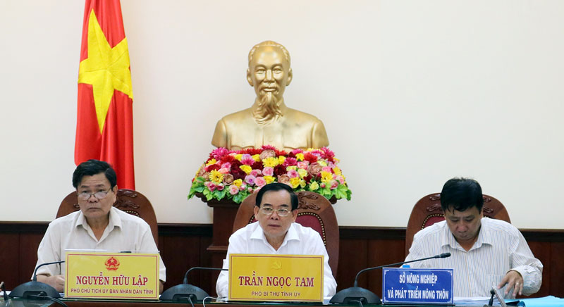 Hội nghị trực tuyến triển khai chính sách khuyến khích phát triển hợp tác, liên kết trong sản xuất Từ trái sang: Phó chủ tịch UBND tỉnh Nguyễn Hữu Lập, Phó bí thư Tỉnh ủy Trần Ngọc Tam, Phó giám đốc Sở Nông nghiệp và Phát triển nông thôn tỉnh Cao Minh Đức chủ trì hội nghị tại điểm cầu Bến Tre. Ảnh: Phan Hân