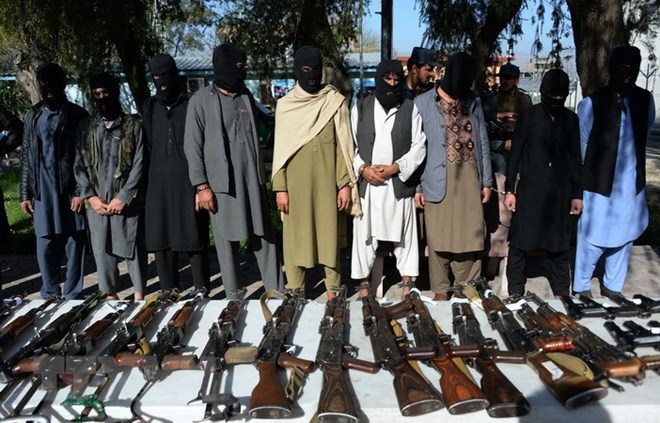 Các tay súng Taliban bị bắt giữ tại Jalalabad, Afghanistan. (Nguồn: AFP/TTXVN)