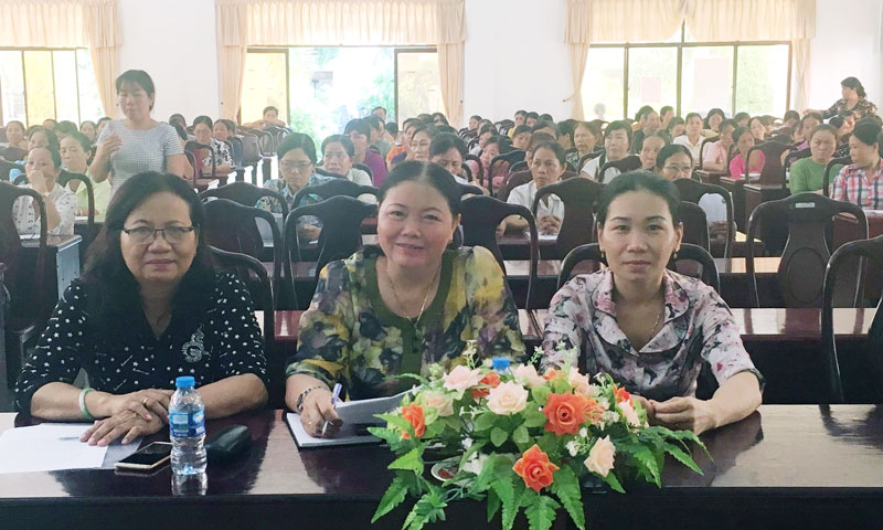 Tuyên truyền chính sách bảo hiểm cho cán bộ phụ nữ cơ sở Đại biểu tham dự buổi tuyên truyền, đối thoại về chính sách BHXH tự nguyện và BHYT. Ảnh: Trà Dũng