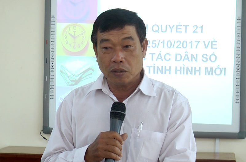 Tập huấn công tác dân số, kế hoạch hóa gia đình trong tình hình mới Chi cục trưởng Chi cục dân số kế hoạch hóa gia đình tỉnh Trần Thanh Tiến  giới thiệu nội dung nghị quyết. Ảnh: Thảo Oanh