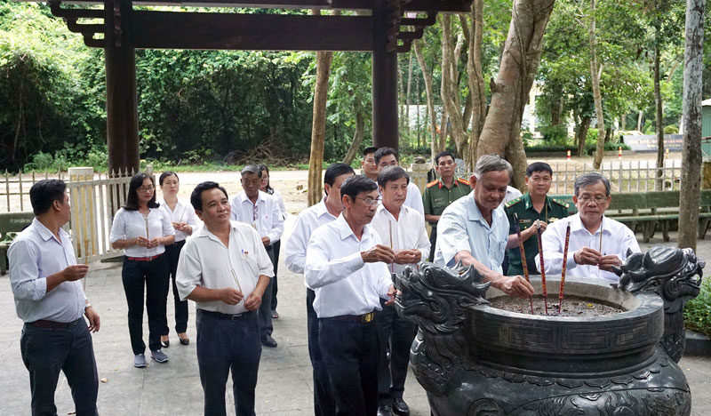 Chủ nhiệm UBKT Tỉnh ủy Trần Thanh Vũ cùng các thành viên trong đoàn dâng hương tại Di tích lịch sử Ban Kiểm tra Trung ương Cục miền Nam. Ảnh: Q.Hùng