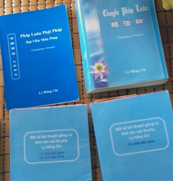 Cảnh giác với pháp luân công Những tài liệu nói về pháp luân công do ông N. cung cấp. Ảnh: Đ.Chính