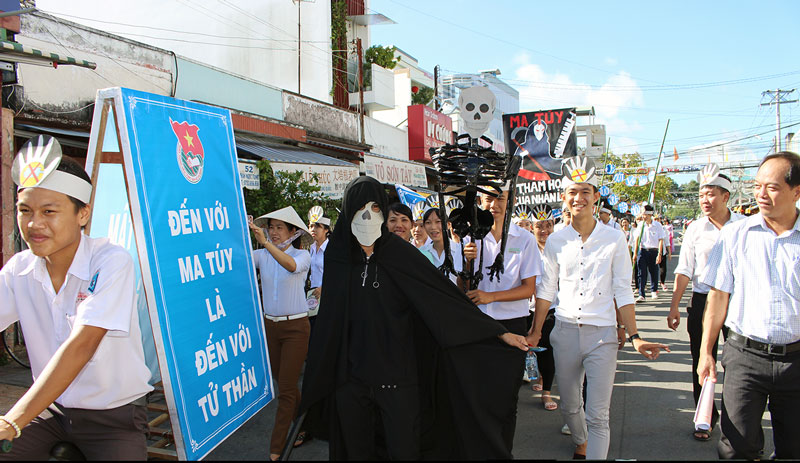 Đoàn viên, học sinh TP. Bến Tre tham gia tuyên truyền phòng, chống ma túy. Ảnh: H. Đức