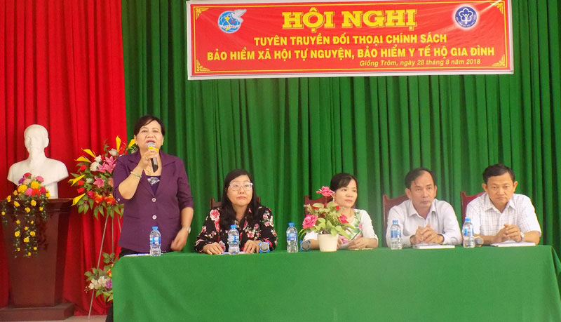 Đối thoại chính sách bảo hiểm xã hội tự nguyện, bảo hiểm y tế hộ gia đình Phó chủ tịch Hội Liên hiệp Phụ nữ tỉnh Huỳnh Thị Sang phát biểu tại buổi dối thoại. Ảnh: Minh Mừng