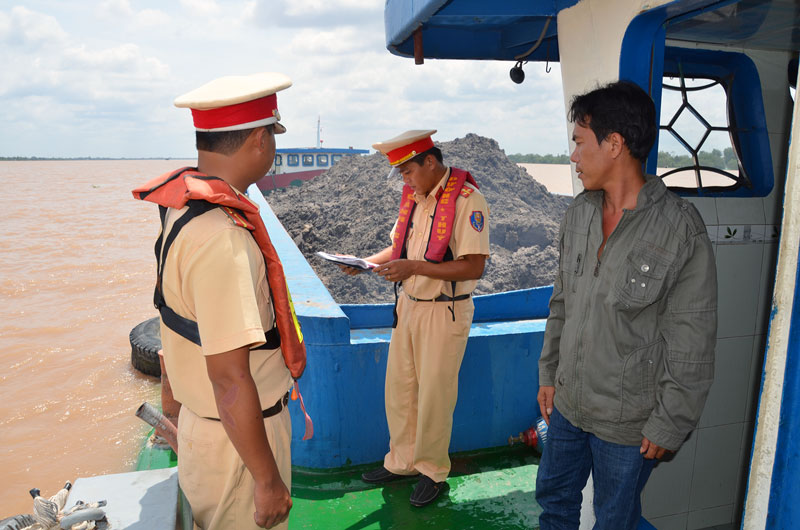 Nguy cơ xảy ra tai nạn giao thông thủy trong mùa mưa bão Lực lượng Cảnh sát đường thủy, Công an tỉnh kiểm tra, lập biên bản một trường hợp chở quá tải trên tuyến sông Tiền.