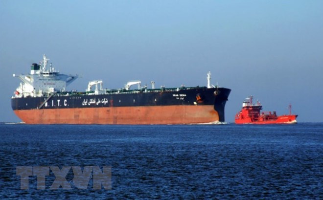 Tàu thuyền qua lại Eo biển Hormuz. (Ảnh: Offshore Technology/TTXVN)