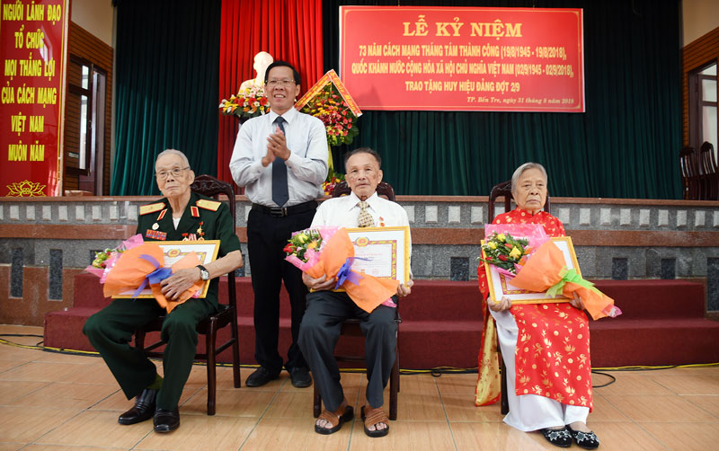 Phó bí thư Thường trực Tỉnh ủy Phan Văn Mãi Trao Huy hiệu Đảng cho các đảng viên. Ảnh: H. Hiệp