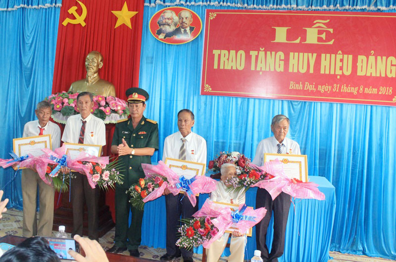 Đại tá Vũ Thành Đức - Chỉ huy trưởng Bộ Chỉ huy Quân sự tỉnh trao Huy hiệu Đảng cho đảng viên.