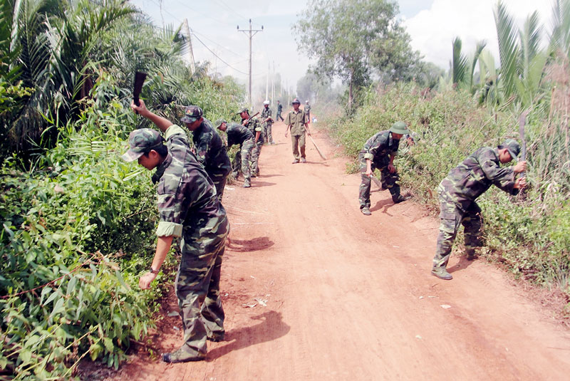Kết quả 10 năm thực hiện “Ngày biên phòng toàn dân” Chiến sĩ Đồn Biên phòng Cửa Đại phối hợp xây dựng giao thông nông thôn tại xã Thừa Đức.