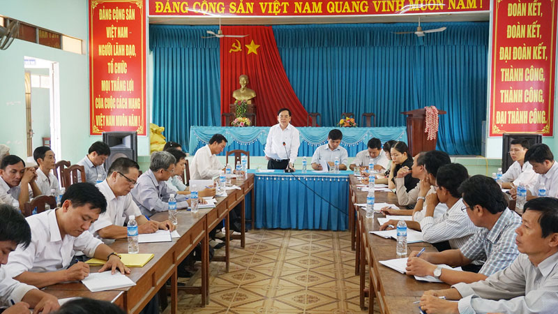 Phó bí thư Tỉnh ủy Trần Ngọc Tam làm việc với Đảng ủy xã Nhuận Phú Tân (Mỏ Cày Bắc) về công tác xây dựng Đảng. Ảnh: Q.Hùng