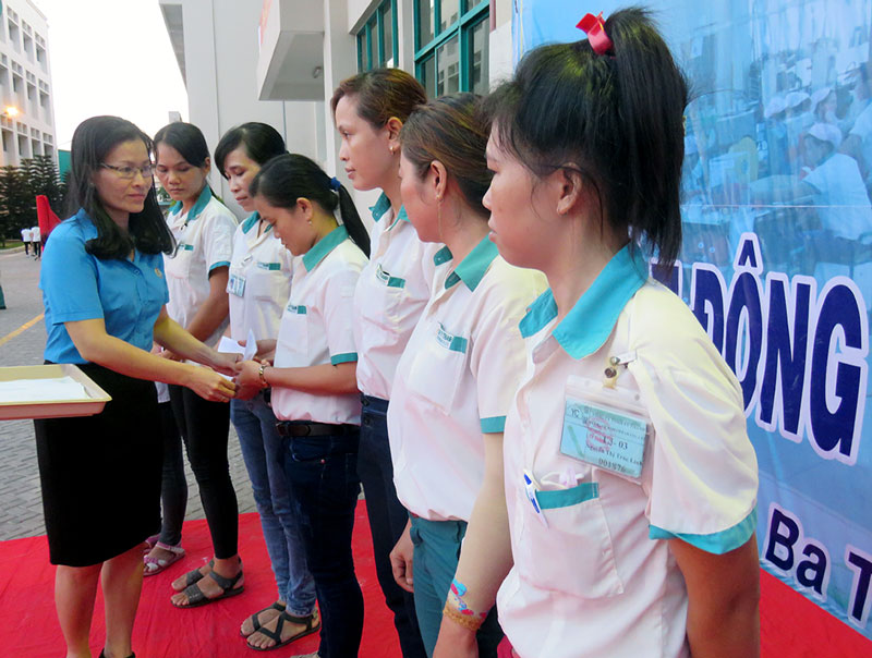 Phó chủ tịch Liên đoàn Lao động tỉnh Nguyễn Thị Kim Dung trao trợ cấp khó khăn cho công nhân lao động nữ. Ảnh: T. Quốc