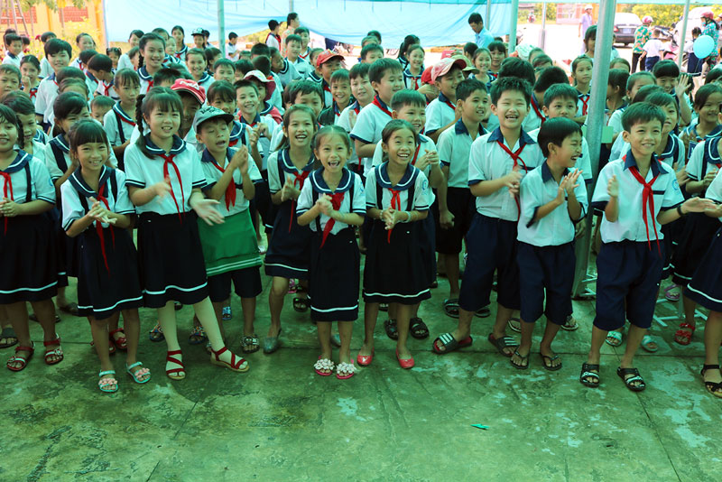 Học sinh Trường Tiểu học An Phú Trung (Ba Tri) trong ngày khai giảng. Ảnh: Phan Hân