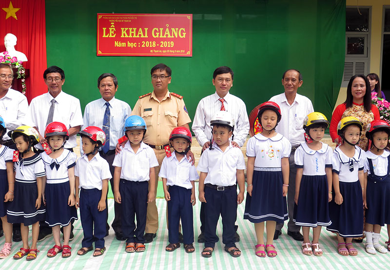 Học sinh lớp 1 được nhận nón bảo hiểm.