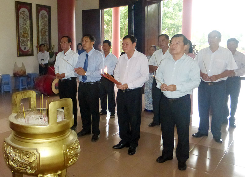 Đoàn lãnh đạo tỉnh đến thắp hương Nữ tướng Nguyễn Thị Định. Ảnh: Nguyễn Hoàng