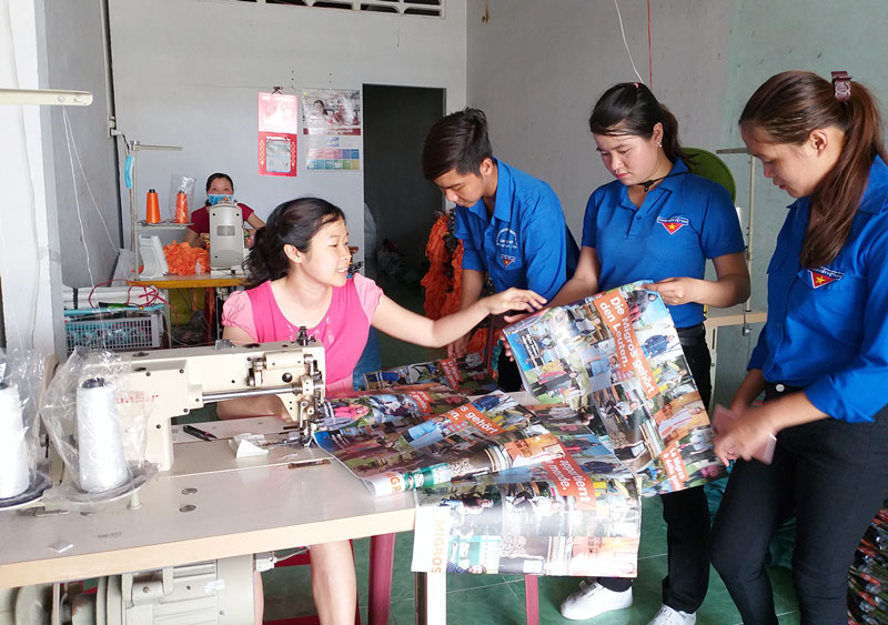 Lập nghiệp với nghề gia công may túi tự hoại Đoàn viên, thanh niên xã Phú Phụng tham quan tại xưởng may túi của anh Đinh Xuân Nghiêm.