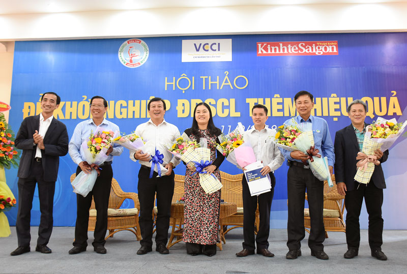 Hội thảo về khởi nghiệp đồng bằng sông Cửu Long Phó bí thư Thường trực Tỉnh ủy Phan Văn Mãi (bìa trái) cùng các đại biểu tham dự hội thảo.