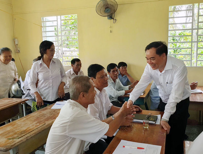 Phó bí thư Tỉnh ủy Trần Ngọc Tam thăm hỏi đảng viên Chi bộ ấp Cầu Vĩ.