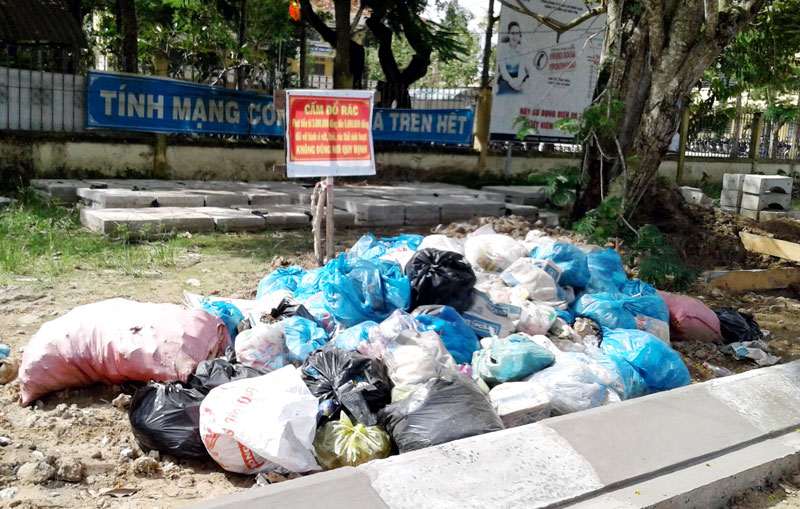 Cần sớm giải quyết đống rác trước cổng trường Đống rác trước cổng Trường THPT Diệp Minh Châu. Ảnh: H. Đức