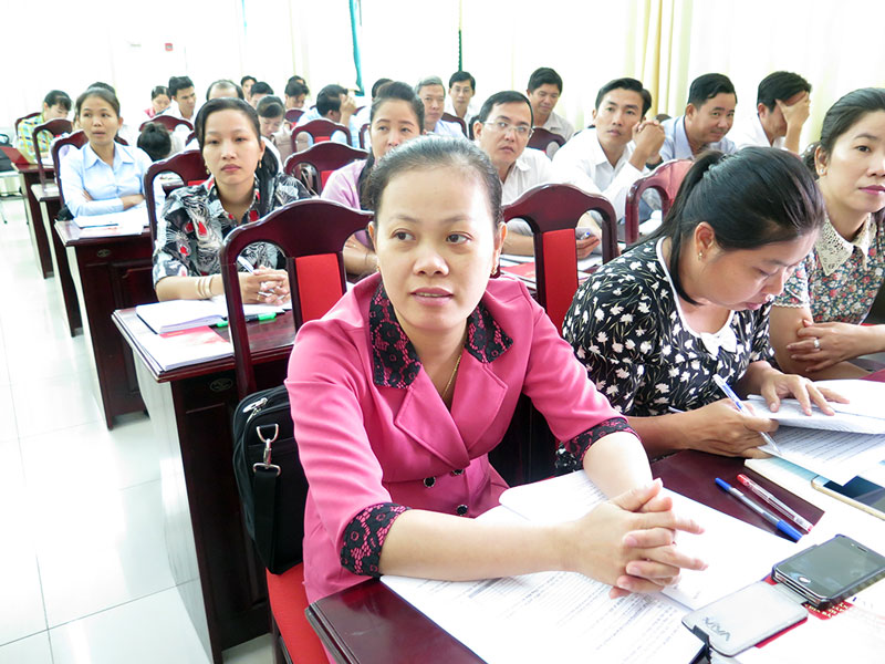 Tập huấn hướng dẫn rà soát hộ nghèo, hộ cận nghèo năm 2018 Lãnh đạo cấp xã tham dự hội nghị tập huấn. Ảnh: T. Thảo