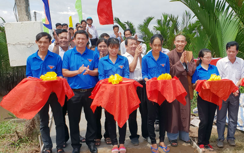 Khánh thành cầu giao thông nông thôn tại Thạnh Phú Đại biểu cắt băng khánh thành cầu. Ảnh: Quốc Vinh