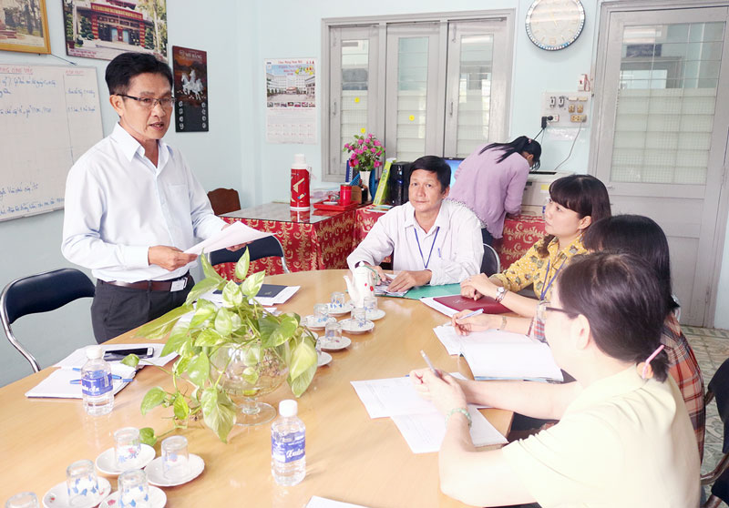 Phó chánh Thanh tra Sở GD&ĐT Nguyễn Trung Bắc phát biểu tại buổi kiểm tra. Ảnh: Phan Hân