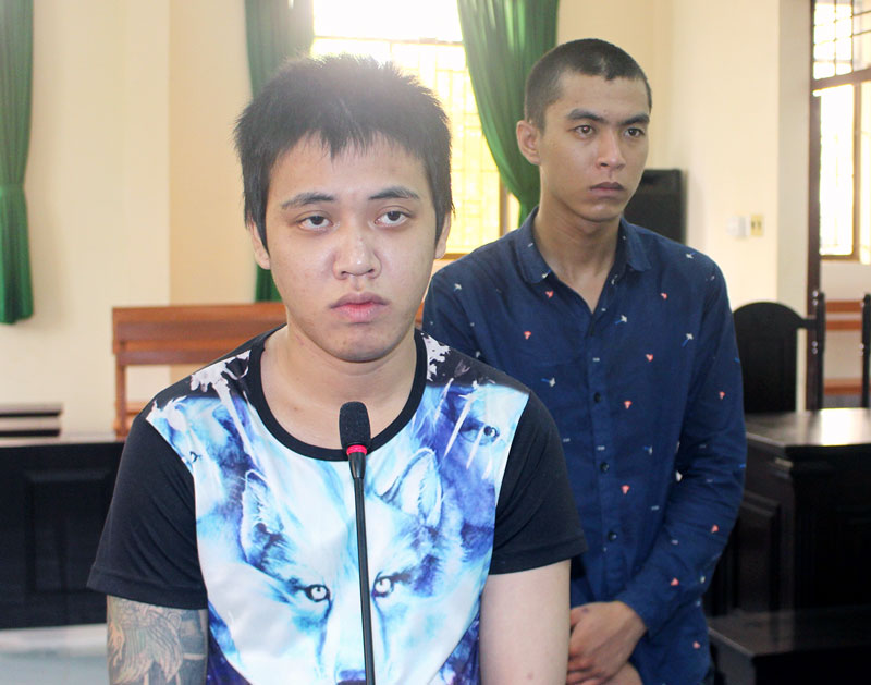 Bị cáo Nguyễn Nhật Tâm (đứng trước) và bị cáo Phạm Văn An tại phiên tòa hình sự sơ thẩm ngày 17-9-2018. Ảnh: H. Đức