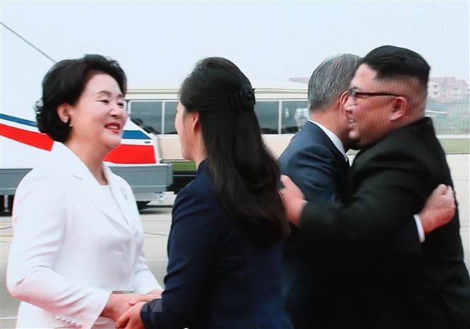 Nhà lãnh đạo Triều Tiên Kim Jong-un (phải) và phu nhân Ri Sol-ju (thứ 2, trái) đón Tổng thống Hàn Quốc Moon Jae-in (thứ 2, phải) cùng phu nhân Kim Jung-sook (trái) tại sân bay quốc tế Sunan ở thủ đô Bình Nhưỡng, sáng 18-9-2018. (Nguồn: Yonhap/ TTXVN)
