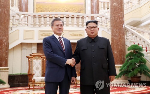 Lãnh đạo hai miền Triều Tiên sau cuộc hội đàm thượng đỉnh tại Trụ sở Trung ương Đảng Lao động Triều Tiên ở Bình Nhưỡng. Ảnh: Yonhap