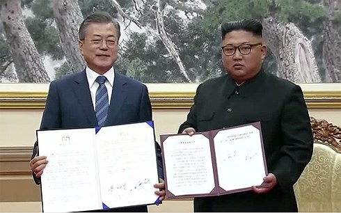 Kết thúc Hội nghị Thượng đỉnh liên Triều: 2 bên ký tuyên bố chung Tổng thống Hàn Quốc Moon Jae-in (trải) và nhà lãnh đạo Triều Tiên Kim Jong-un. Ảnh: Reuters