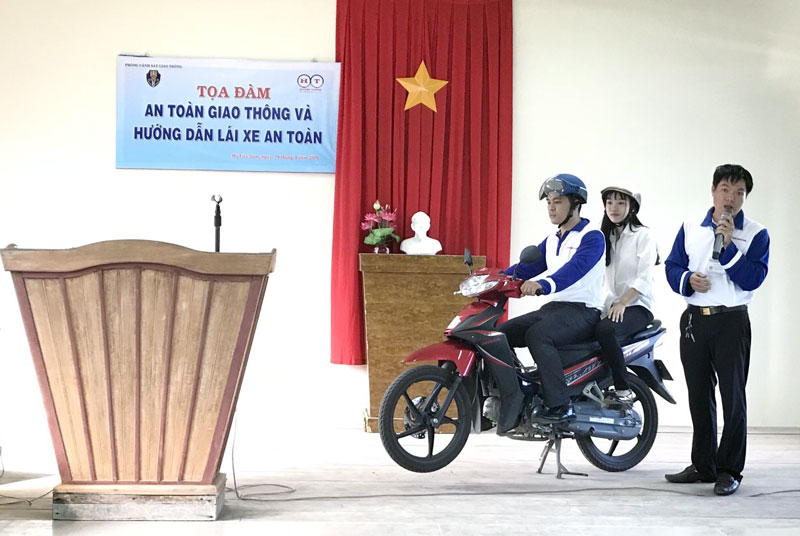 Đại diện Công ty Honda Huỳnh Thành hướng dẫn kỹ năng lái xe an toàn cho các em học sinh.