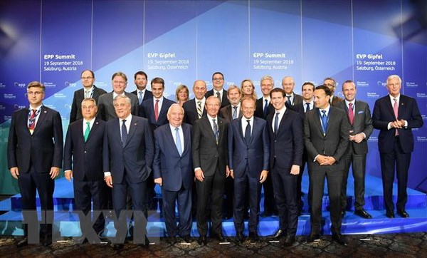 Lãnh đạo các nước thành viên EU và các đại biểu chụp ảnh chung tại Hội nghị thượng đỉnh không chính thức ở Salzburg, Áo ngày 19-9-2018. (Ảnh: AFP/TTXVN)