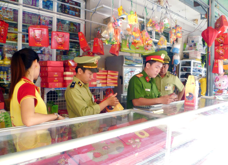 Đoàn tổ chức kiểm tra an toàn thực phẩm các mặt hàng bánh trung thu tại Thị trấn Bình Đại. Ảnh: Tuyết Mai