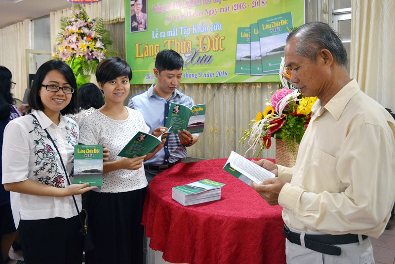 Khách tham dự tìm hiểu quyển khảo cứu được trưng bày tại buổi ra mắt. Ảnh: A. Nguyệt