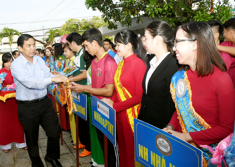 Chủ tịch UBND tỉnh Cao văn Trọng tặng hoa, cờ cho các đoàn tham gia.