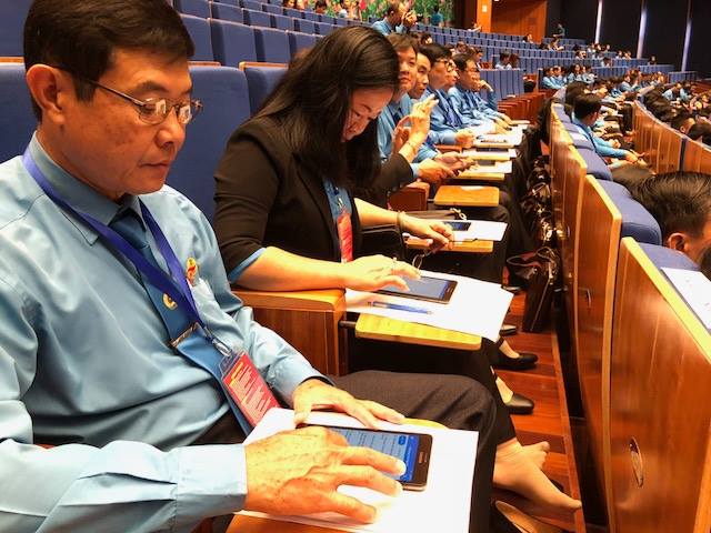 Khai mạc Đại hội XII Công đoàn Việt Nam Đại biểu sử dụng máy tính bảng để nghiên cứu các nội dung, chương trình Đại hội và nhận thông báo của Ban tổ chức. Ảnh: Minh Châu