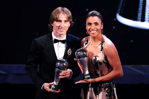 Modric đánh bại Ronaldo, giành giải The Best của FIFA Modric và Marta là hai cầu thủ giành giải The Best cho nam và nữ. Ảnh: FIFA