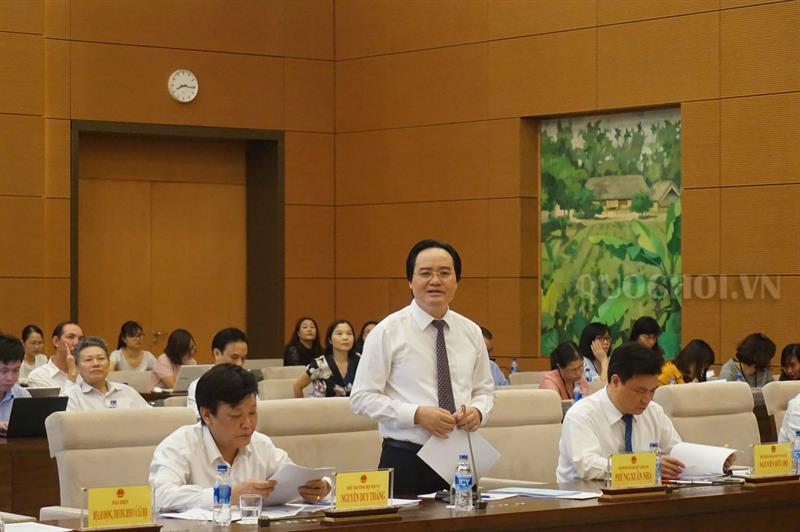 Bộ trưởng Bộ GD&ĐT Phùng Xuân Nhạ giải trình tại phiên họp. Ảnh: quochoi.vn