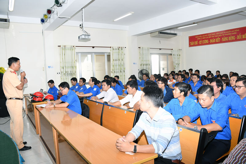 Quyết tâm kéo giảm tai nạn giao thông Tuyên truyền về an toàn giao thông cho đoàn viên, thanh niên lái xe trong các doanh nghiệp thuộc Đoàn Khối Doanh nghiệp tỉnh. Ảnh: T.Huyền