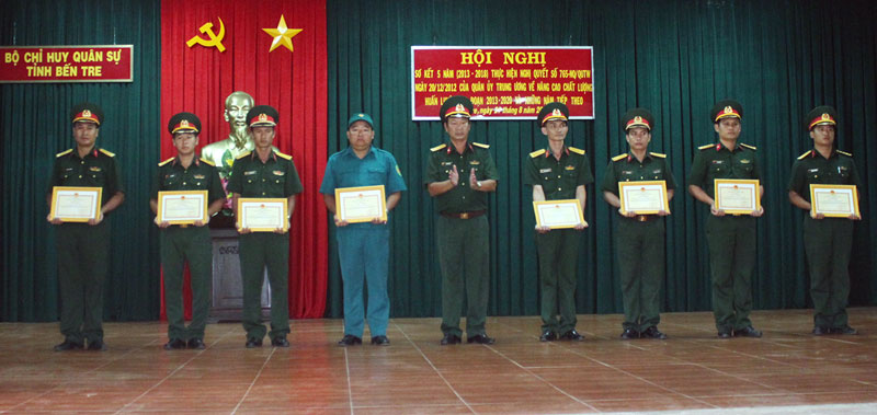 Bộ Chỉ huy Quân sự tỉnh: Nâng cao chất lượng huấn luyện giai đoạn 2013 - 2020 Khen thưởng các tập thể và cá nhân có thành tích trong huấn luyện 5 năm qua.