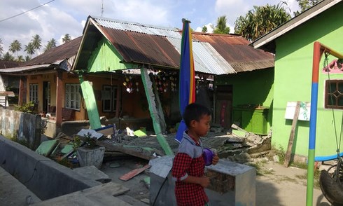 Động đất mạnh 7,5 độ richter, Indonesia cảnh báo sóng thần Một ngôi nhà hư hại sau trận động đất chiều 28-9-2018. Ảnh: Twitter