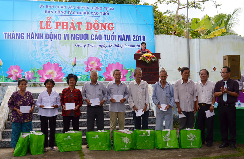 Trao quà hỗ trợ cho người cao tuổi có hoàn cảnh đặc biệt khó khăn  tại lễ phát động. Ảnh: A. Nguyệt