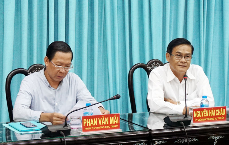Phó bí thư Thường trực Tỉnh ủy Phan Văn Mãi (bên trái) và Trưởng ban Nội chính Tỉnh ủy Nguyễn Hải Châu chủ trì hội nghị. Ảnh: Q. Hùng