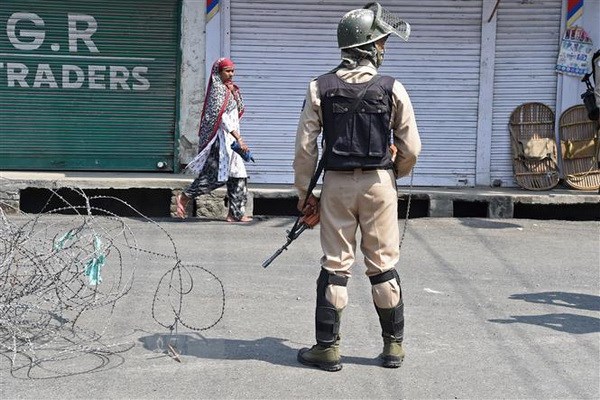 Binh sĩ Ấn Độ gác tại Srinagar, Kashmir. Nguồn: AFP/TTXVN