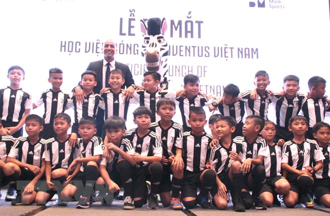 Lứa học viên 11 tuổi đầu tiên của Học viện bóng đá Juventus Việt Nam. Ảnh: Xuân Dự/TTXVN