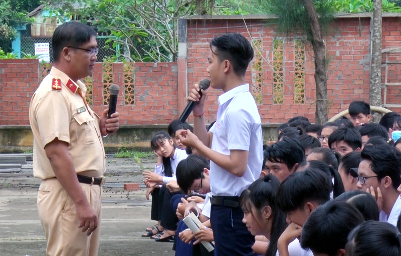 Cán bộ Phòng Cảnh sát giao thông tuyên truyền pháp luật cho các em học sinh. Ảnh: Bảo Nhân